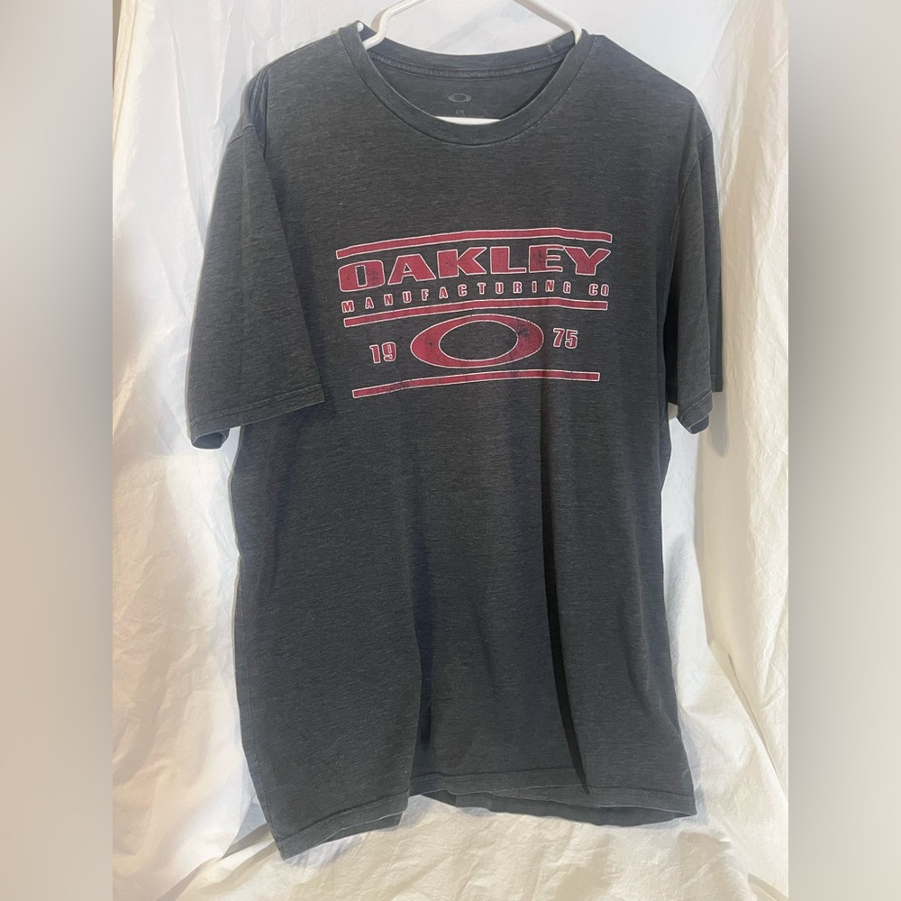 Oakley Men's Dark Gray and Red Logo Tee